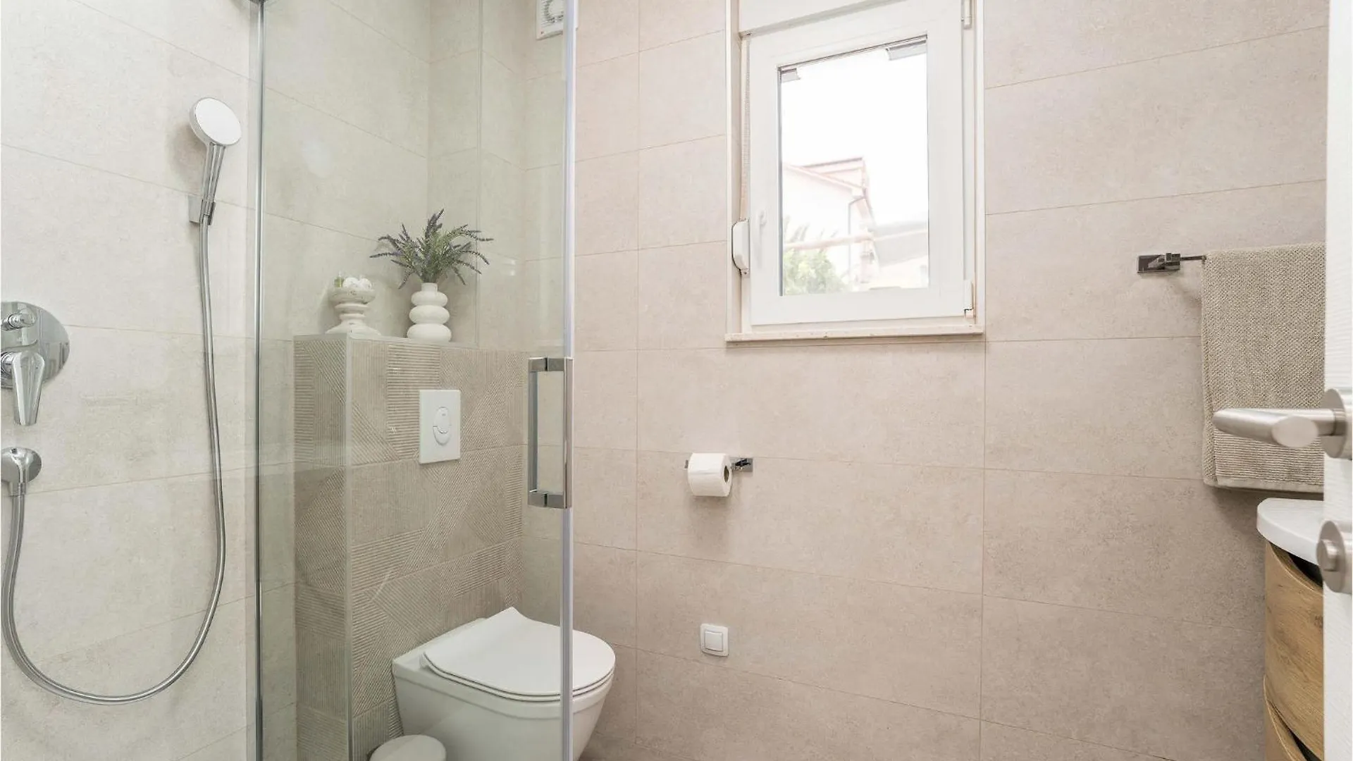 2 Bedroom Beautiful Apartment In Mandre